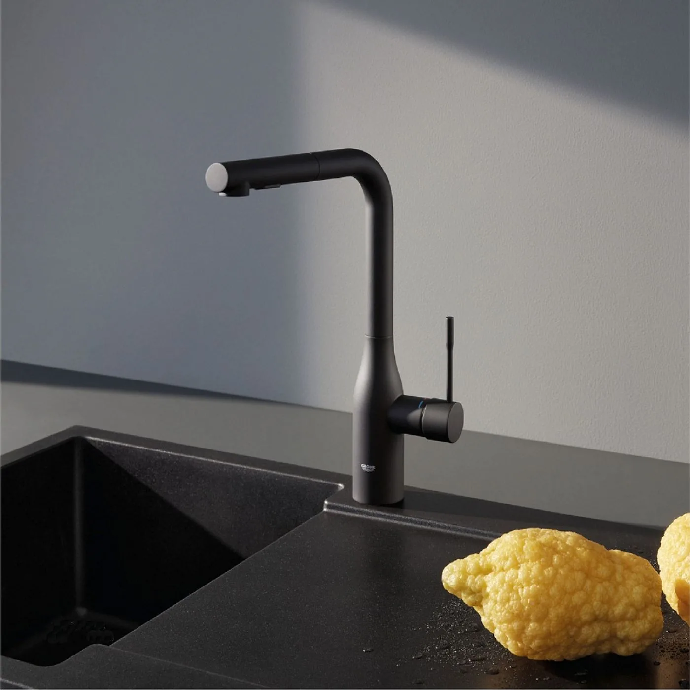 Grohe Essence slavina za sudoperu sa izvlačnim tušem Phantom Black 30504KF0