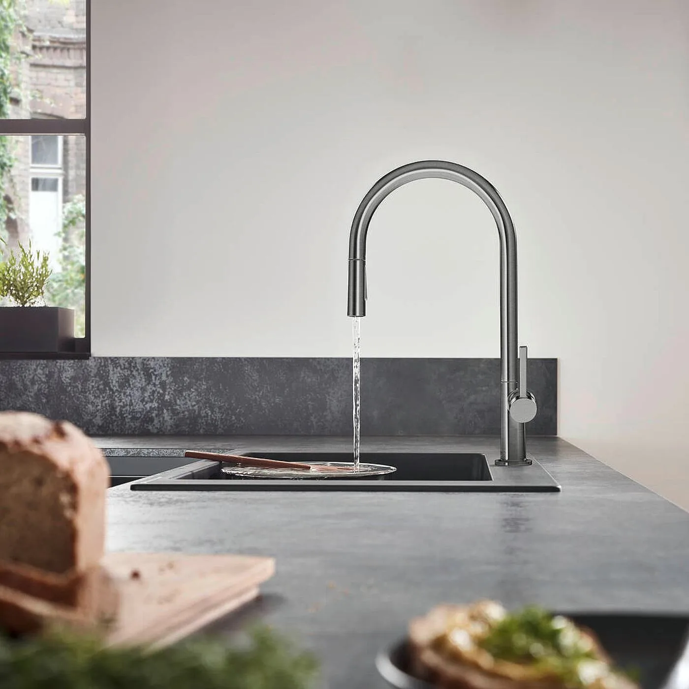 Hansgrohe Talis M54 slavina za sudoperu 210 sa izvlačnim tušem 2 jet brushed black chrome 72800340
