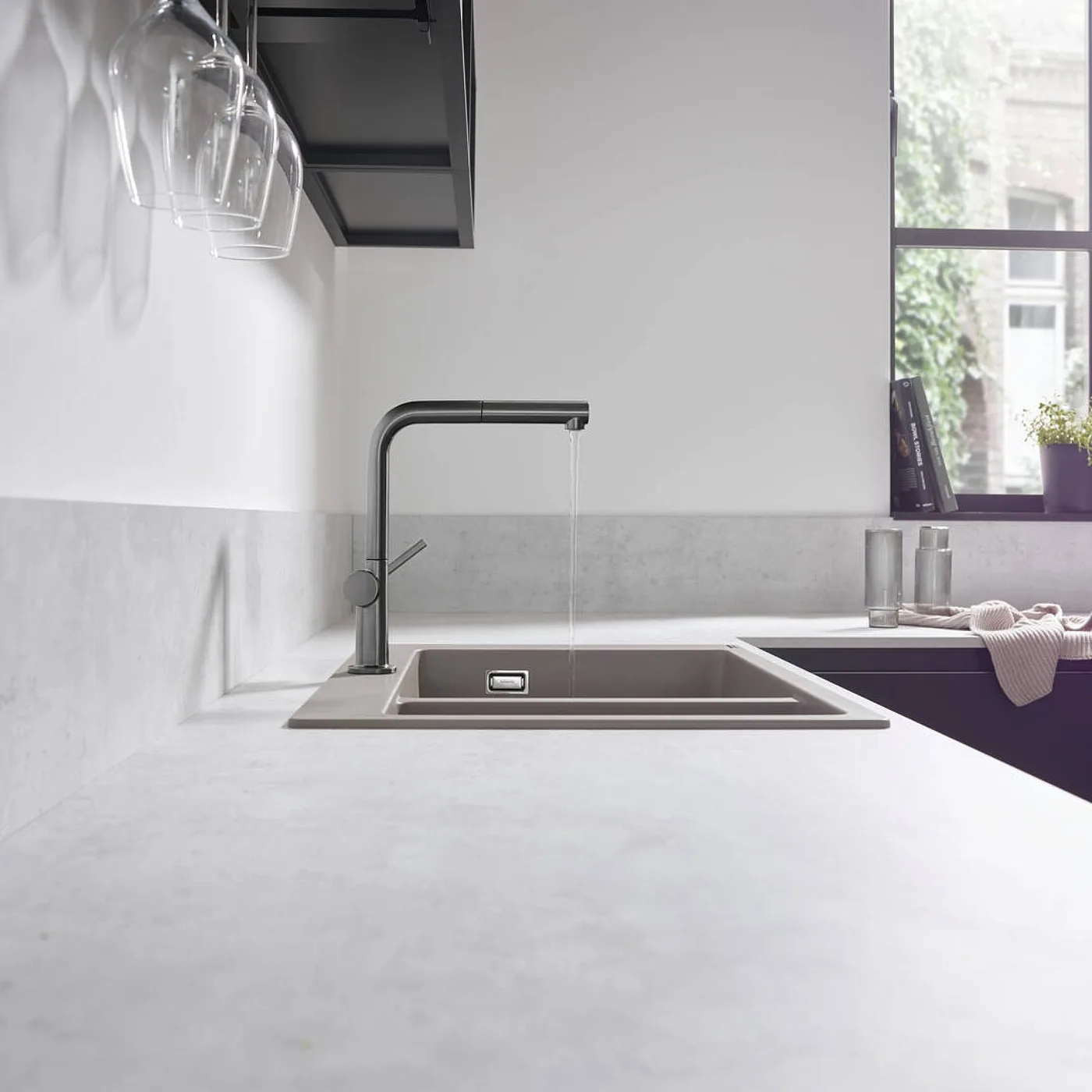 Hansgrohe Talis M54 slavina za sudoperu 270 sa izvlačnim tušem, sBox brushed black chrome 72809340