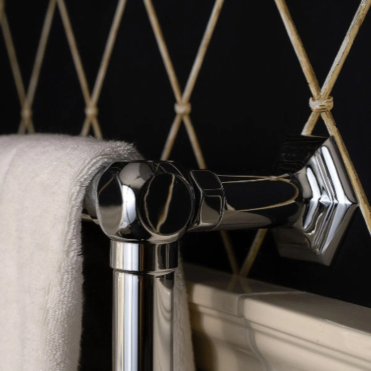 Park Avenue Warm.2 radijator stojeći 1185x545 hrom sa crnim središnjim delom
